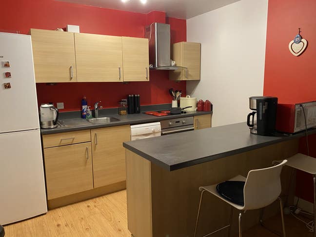 Dble XL room+own bathroom gym pool  inc bills.  Main Photo