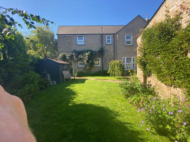 Room in Spacious Family Home in Great Location! Main Photo