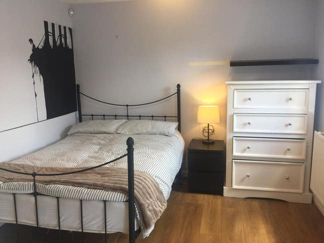 Spacious and clean double bedroom with Ensuite Main Photo