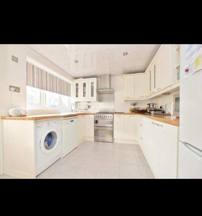 Gorgeous spacious double room with separate shower Main Photo