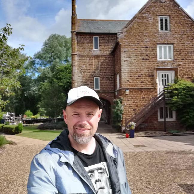 I am a professional male  aged 47 looking for... Main Photo