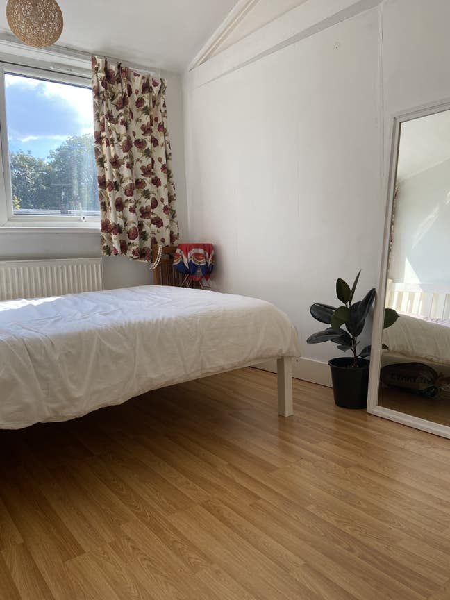 Double Room with lots of closet space Main Photo