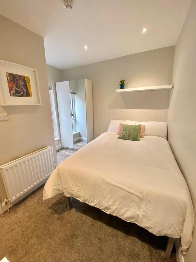 Beautiful En-suite Room on Glider Route  Main Photo