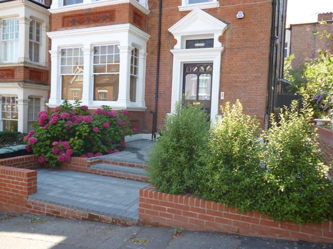 RENT inc heat, hotwater, council tax, water rates Main Photo