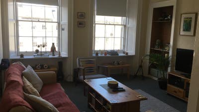 Spacious double room available in central flat Main Photo