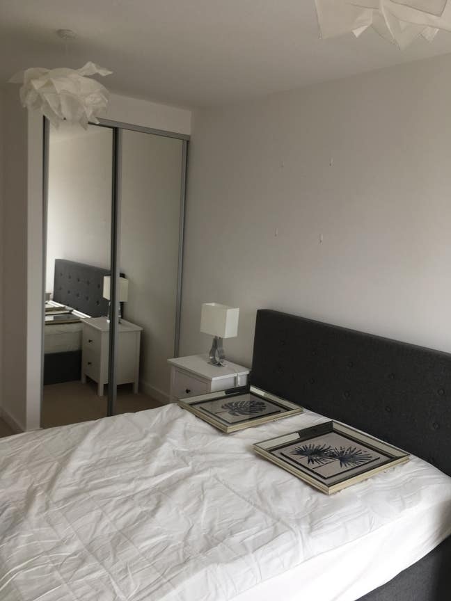 Ensuite+Desk, next to tube, all female apartment Main Photo