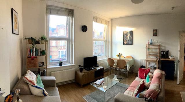 Light, bright 1-bed flat, zones 2 and 3 tube Main Photo