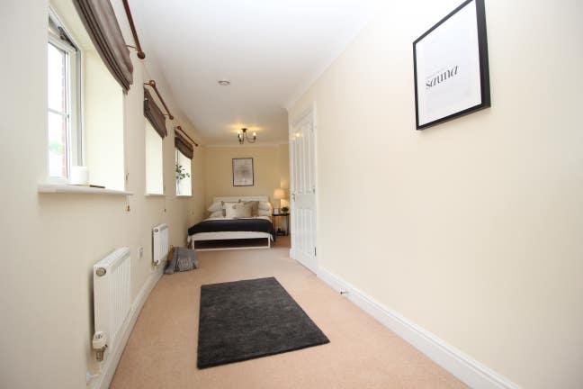 * Large Double Room * Parking * Cleaner * Main Photo