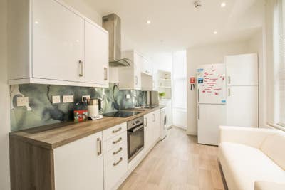 3 Rooms available Spacious, Modern Apartment  Main Photo