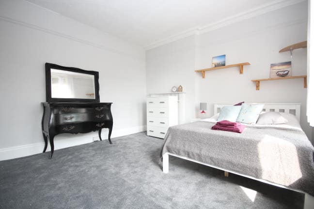 🏡 Huge Double Room–Ealing W5–Bills Included Main Photo