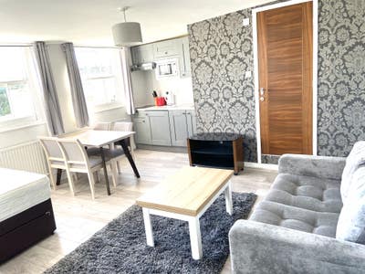 Large  studio £1900pm - All bills included Main Photo