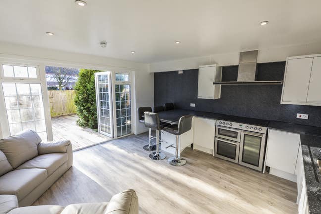 D/B Ensuite….Bermondsey! Available 26 October ! Main Photo