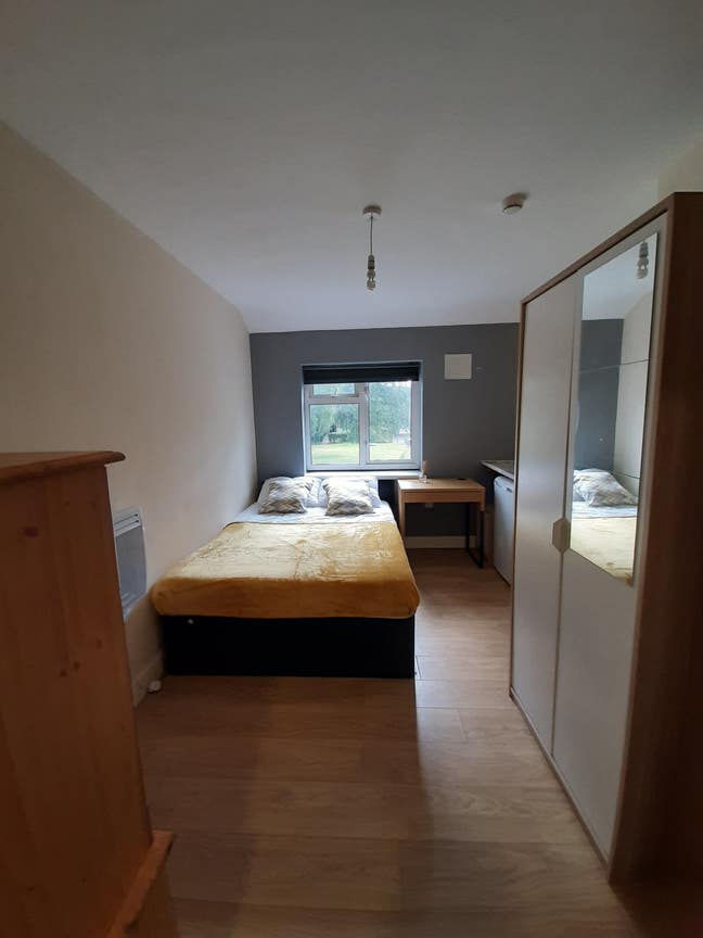 Double en-suite room - Close Jaguar Land Rover Main Photo