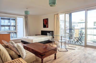 HUGE bedroom with own balcony and dock view Main Photo