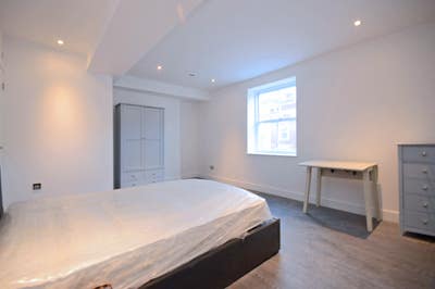 En-Suite, Double Room in Professional House Share Main Photo