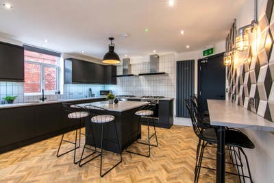 Double En-Suite Room in Modern Friendly House Main Photo