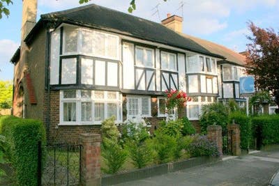 Rooms in a house 3 mins to tube  Main Photo