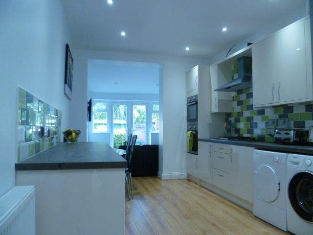  Move in today!  En-suite room,all bills incl TA1 Main Photo