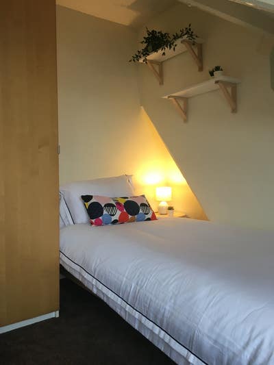 Budget friendly room in great house Main Photo