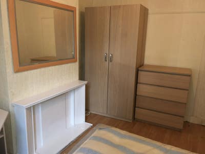 Large Double Room 7 mins walk to Tube Station Main Photo