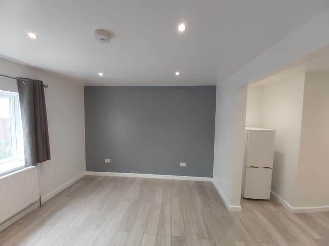 Amazing Studio Flat Tooting Borders Main Photo