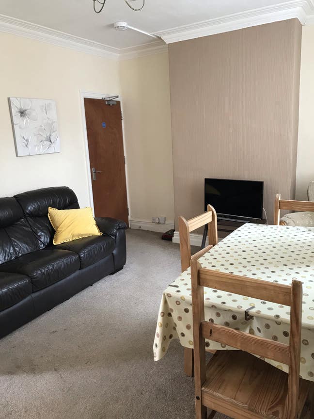 Quiet household, Double Room available Main Photo