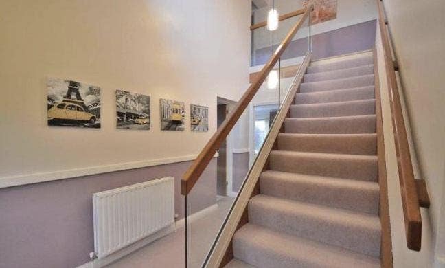 Double room with ensuite mins from the airport Main Photo