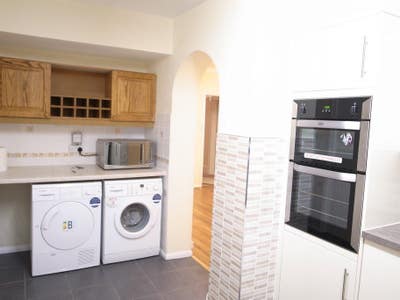Spacious double room  nr Ealing Common Station.  Main Photo