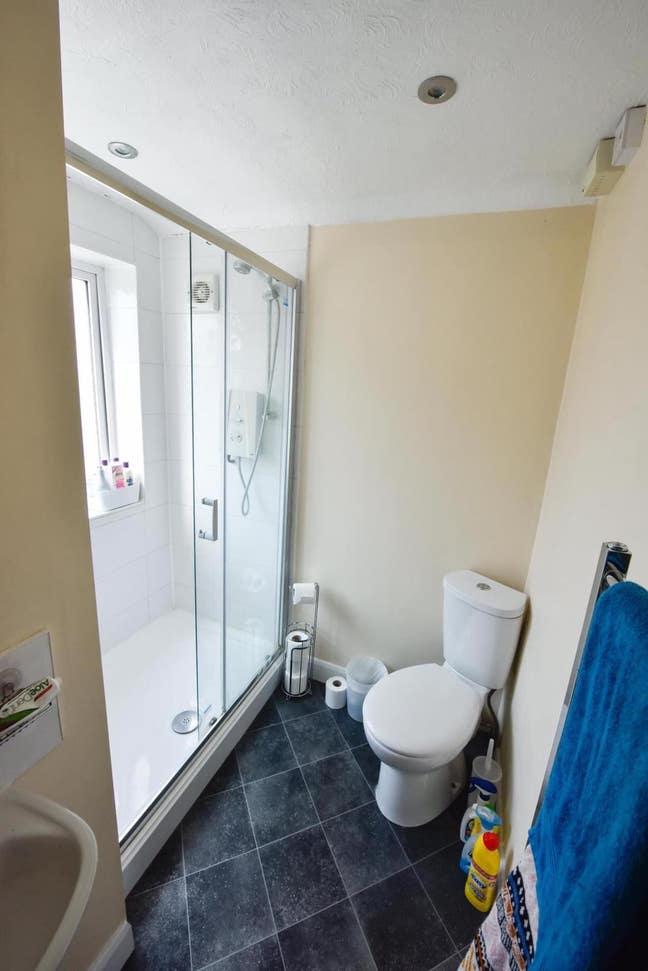 Double room Near town. Parking available Main Photo