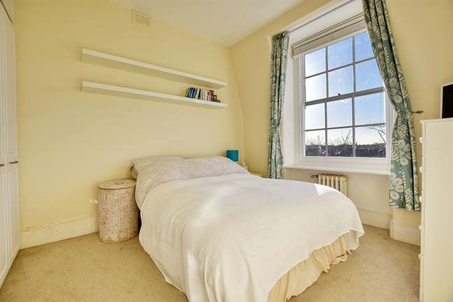 SHORT LET: Large Double with desk balcony & garden Main Photo