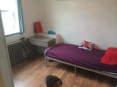 Large single room close to slough town centre Main Photo