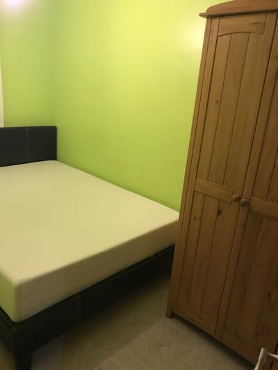 Single Room in a family house Main Photo