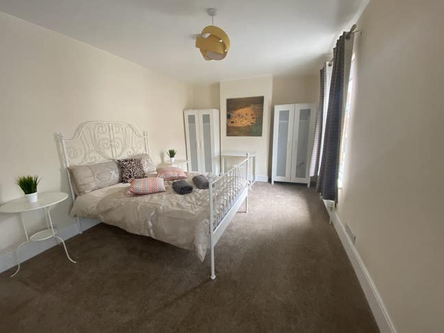 Edinburgh Road - very large room near to town   Main Photo