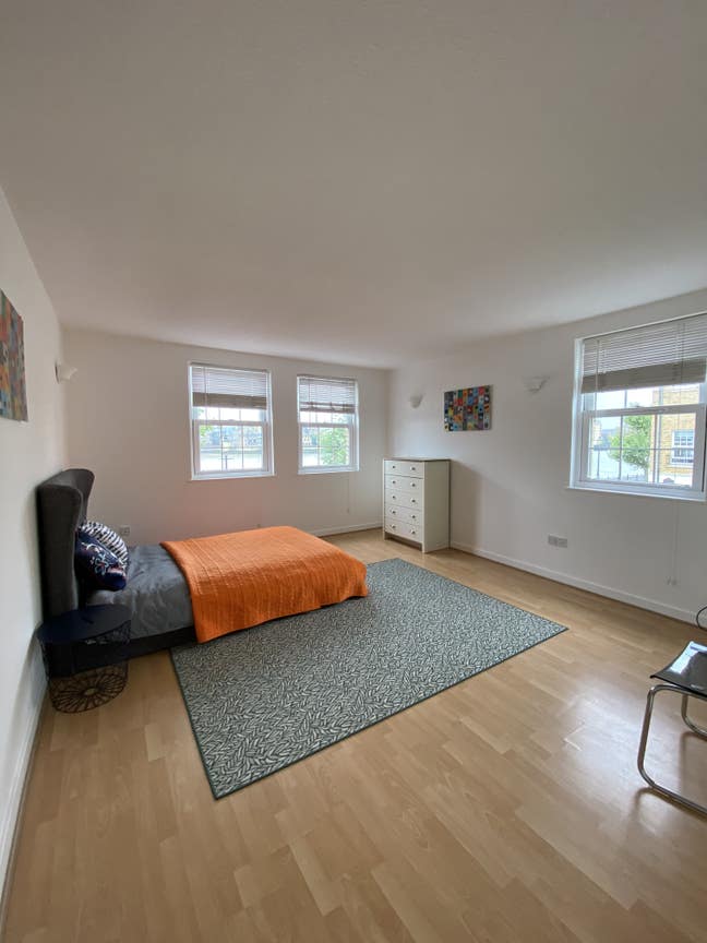 Large Double room with front river view Main Photo