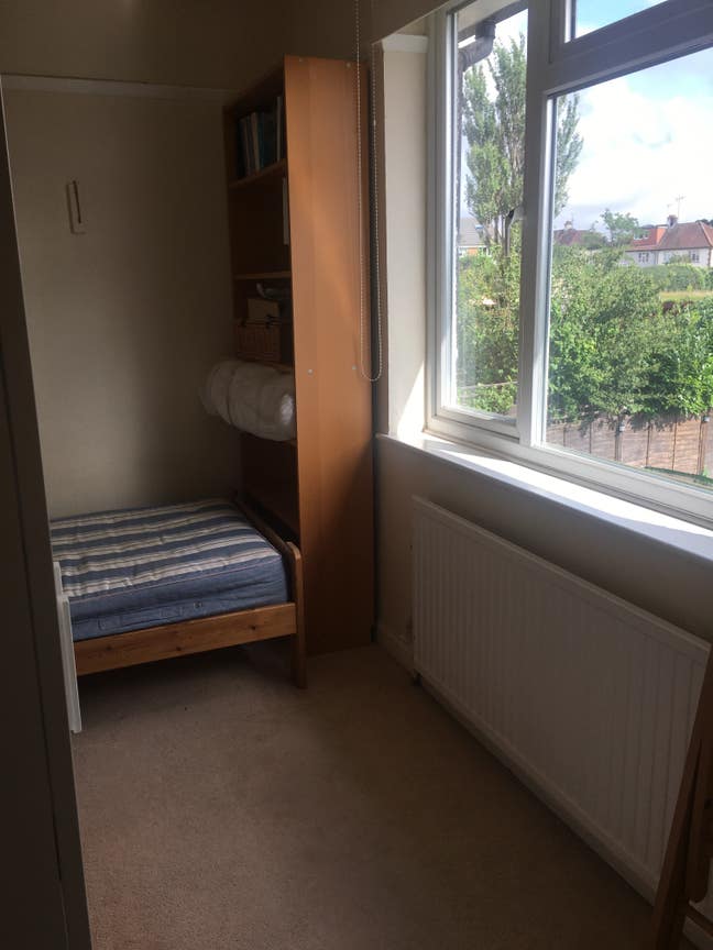 Bright single room with lovely views  Main Photo