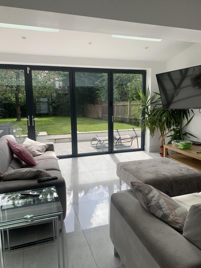 Large Double Room with En-Suite Walk in Wardrobe  Main Photo