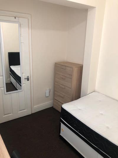 Bright En-Suite Single Room – Available Now in CV2 Main Photo