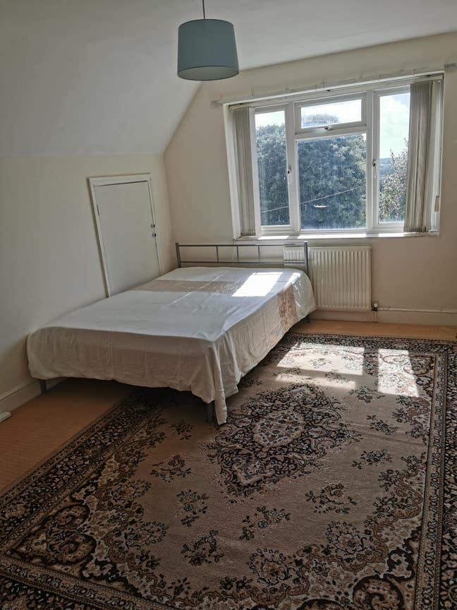 Large double room to let Main Photo