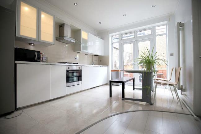 South Faceing  3  Bedroom Garden Flat  to Rent Main Photo