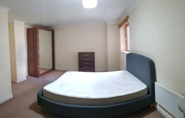 Large double bedroom with river view Canary Wharf Main Photo