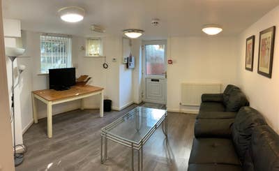 3 Spacious Beds Basement Floor Apartment Main Photo