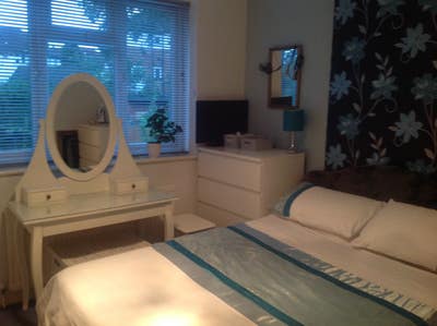 Elegant Spacious Double NW9 Own Bathroom & Parking Main Photo
