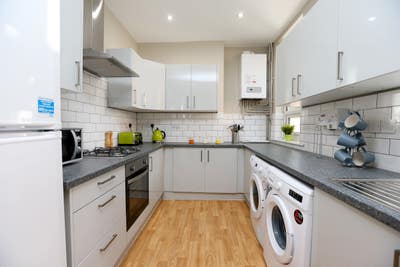 Double Room Eccles | Great Location Near Tram Main Photo
