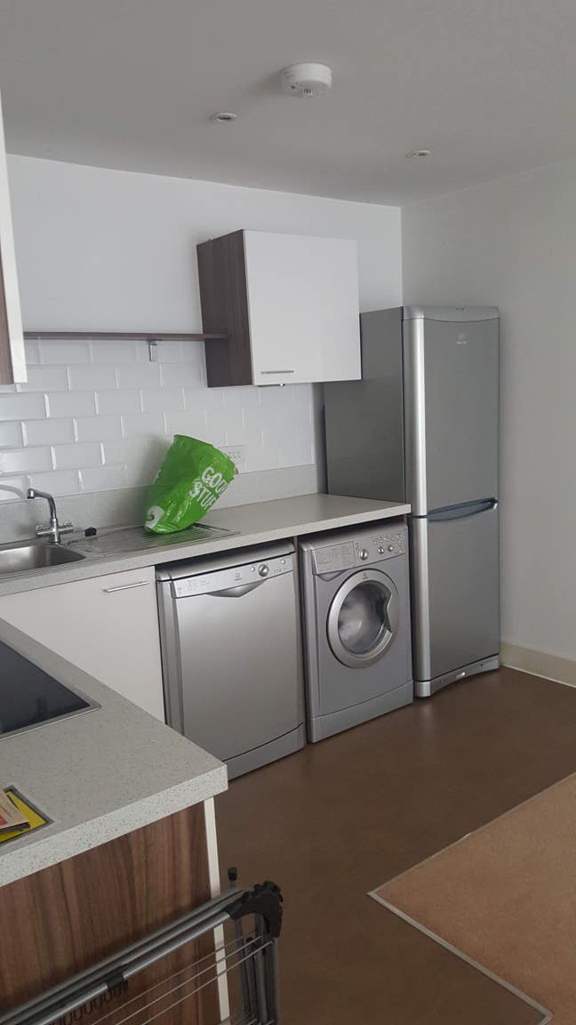2 Bed flat close to outlet village  Main Photo