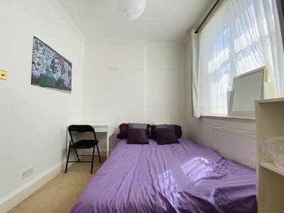 BRIGHT room with Double bed - 20mins to Victoria Main Photo