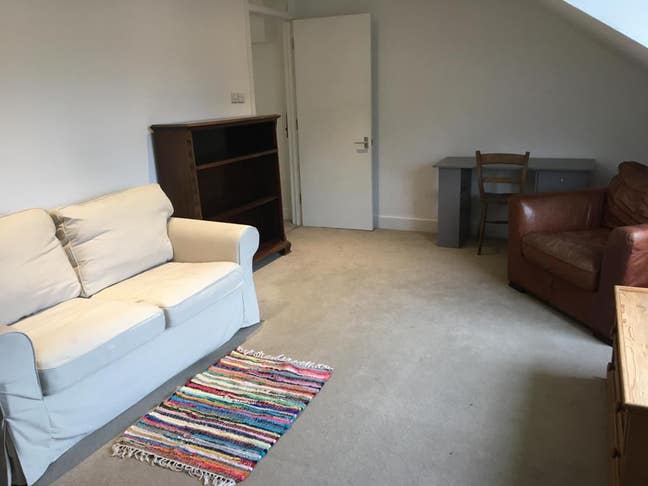 Entire Top floor Flat inc Kitchenette and Ensuite Main Photo