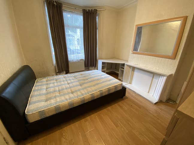 Double room in Clean House 5 mins walk to Tube Main Photo