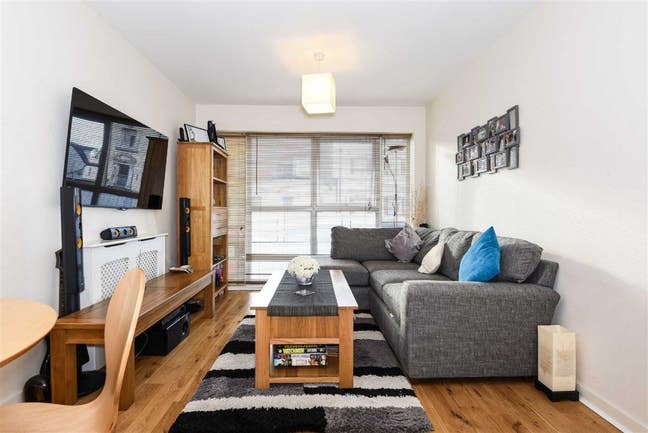 Bright Double Room fully furnished.  Main Photo