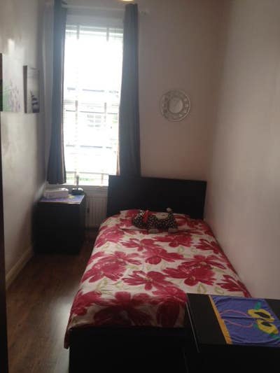 Room Available Near Chiswick High RD – Female  Main Photo