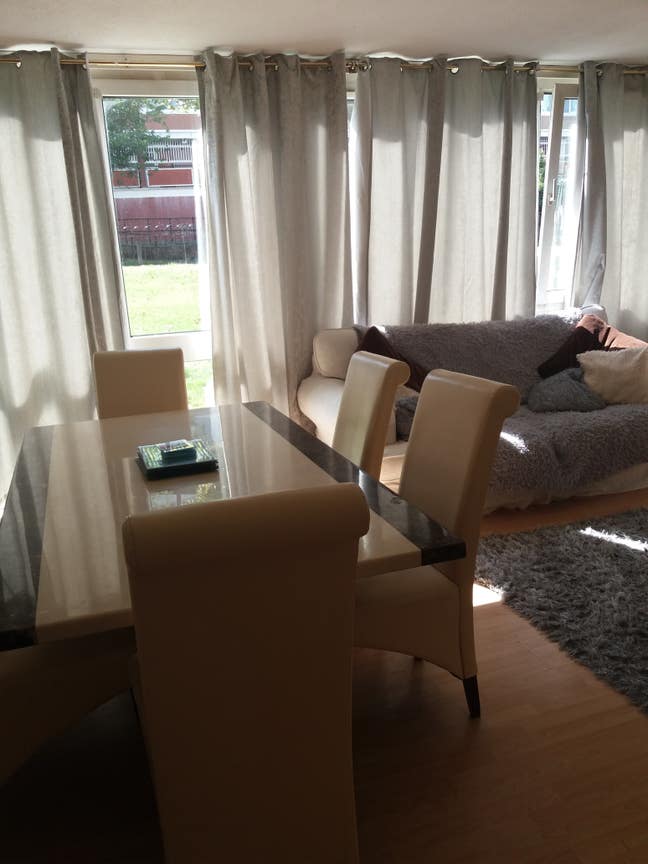 Single room in a family home Main Photo